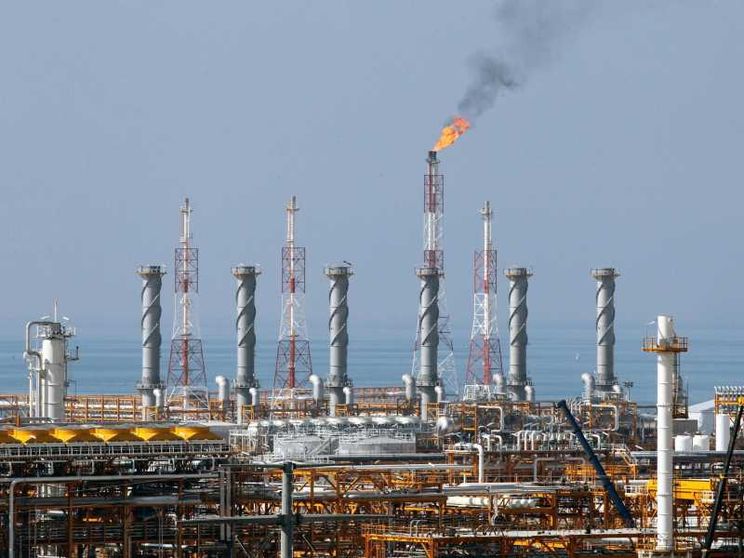 Lo scontro si alza di livello: attacchi incrociati agli impianti di gas