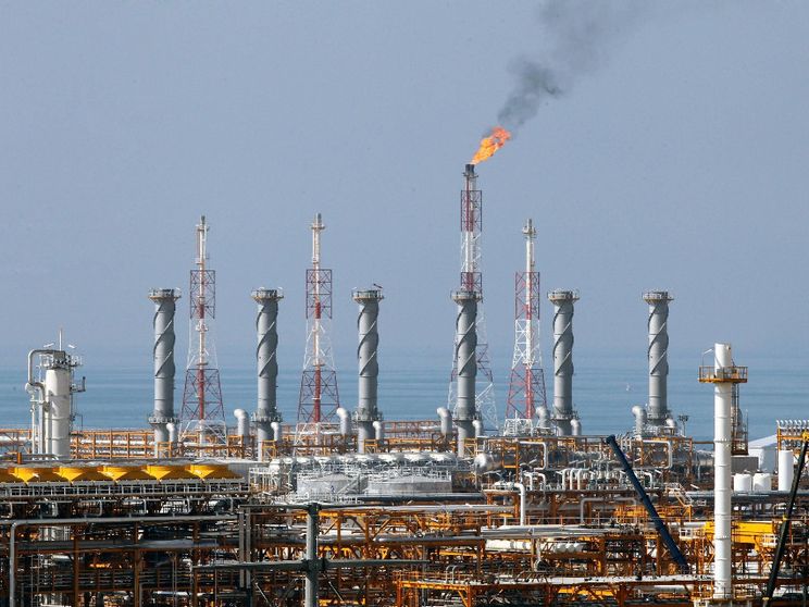 Lo scontro si alza di livello: attacchi incrociati agli impianti di gas