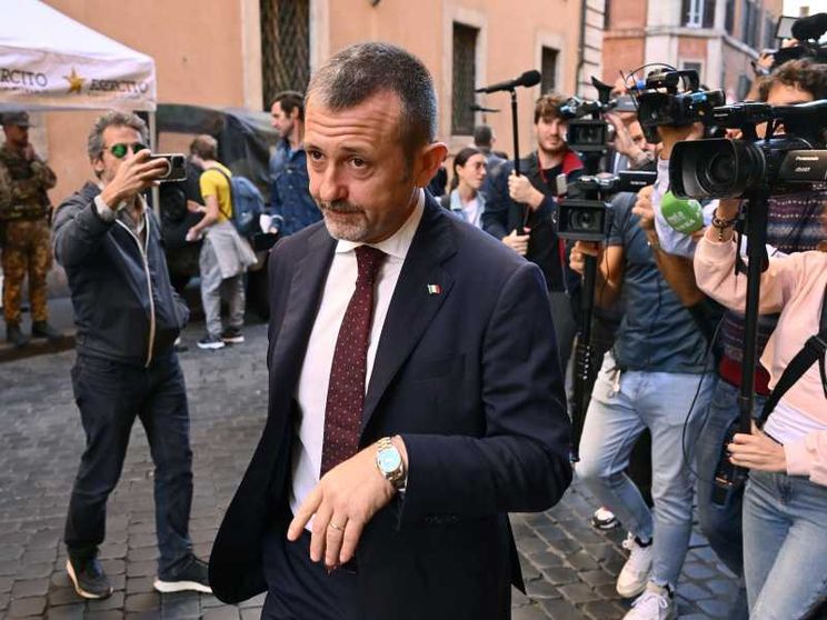 Il ristorante a Roma, la società con il boss, la smentita: Delmastro è di nuovo nella bufera
