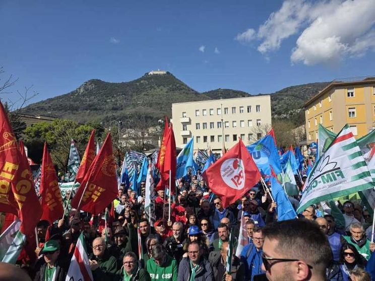 Cassino non vuole perdere l'auto: cittadini in piazza per difendere l'occupazione