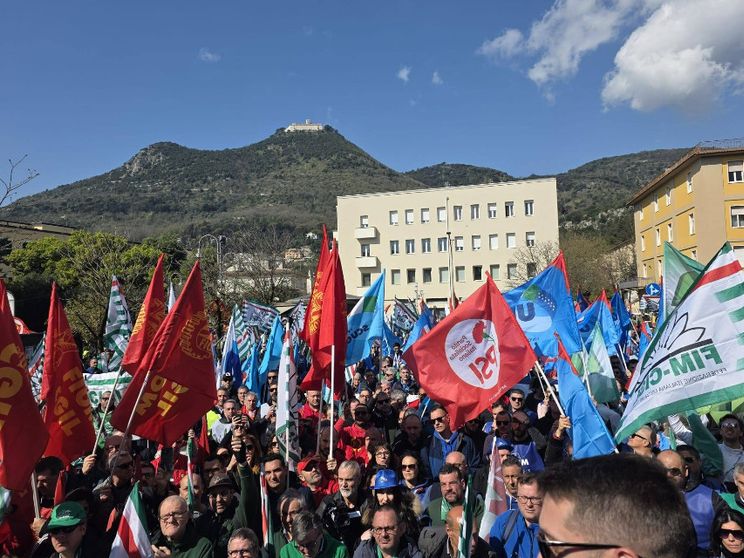 Cassino non vuole perdere l'auto: cittadini in piazza per difendere l'occupazione