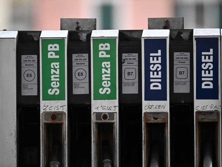 Benzina, chi abbassa i prezzi e chi no. Sul caro energia, imprese e governo avanti piano