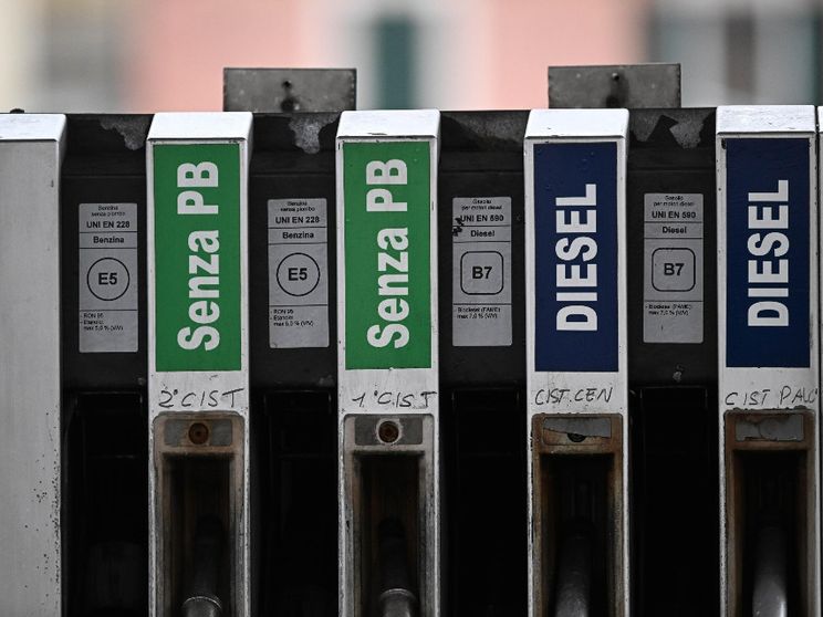Benzina, chi abbassa i prezzi e chi no. Sul caro energia, imprese e governo avanti piano