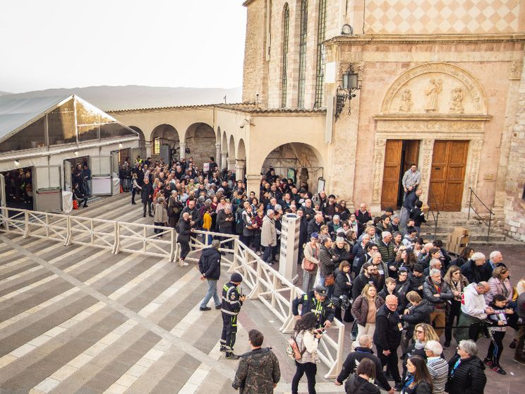 La folla assiepata davanti all'ingresso della Chiesa inferiore della Basilica di Assisi, in attesa di pregare davanti alle ossa di san Francesco