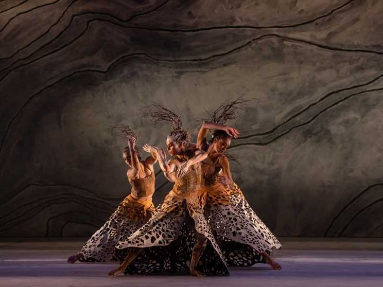 Uno spettacolo in scena a Biennale Danza