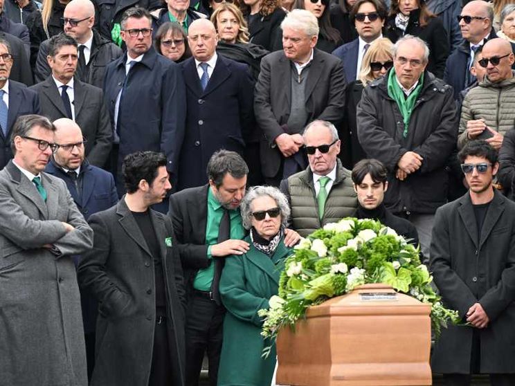 I funerali di popolo di Umberto Bossi, tra contestazioni e affetto
