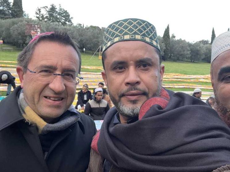 Il vescovo di Arezzo contestato sui social per essere andato alla festa di fine Ramadan