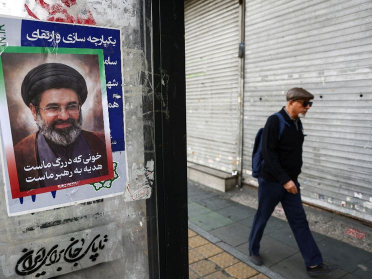 Un manifesto con l'immagine della nuova Guida Suprema dell'Iran, Mojtaba Khamenei a Teheran