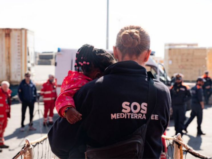 La nave Ong Ocean Viking attracca a Carrara con 116 persone