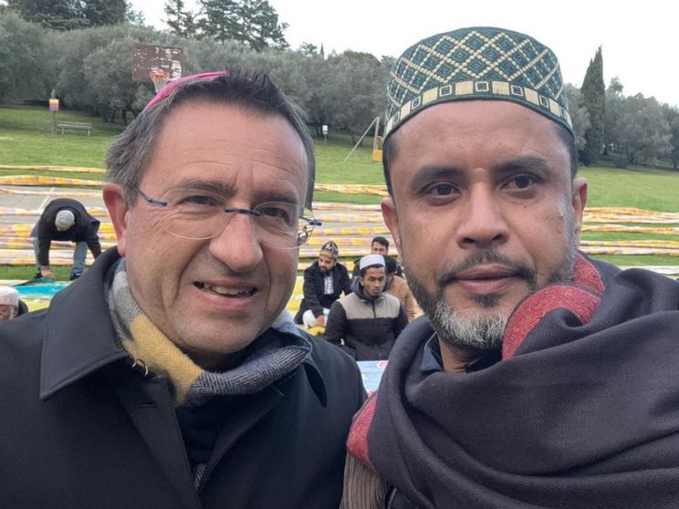 Il vescovo di Arezzo contestato sui social per essere andato alla festa di fine Ramadan