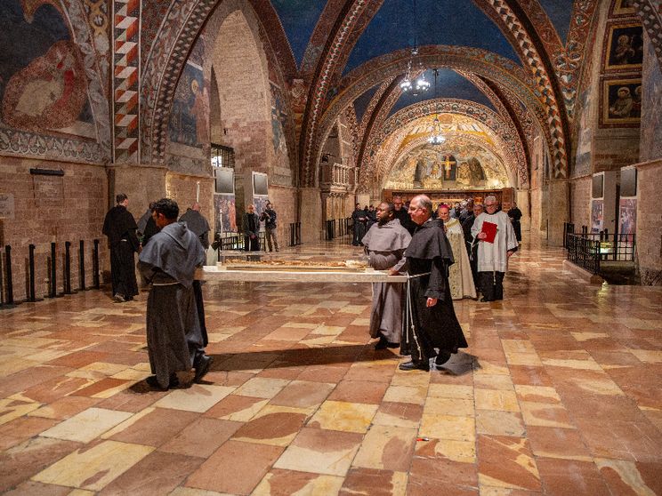 Le spoglie mortali di san Francesco sono state riposte. Ecco l'eredità che ci lasciano