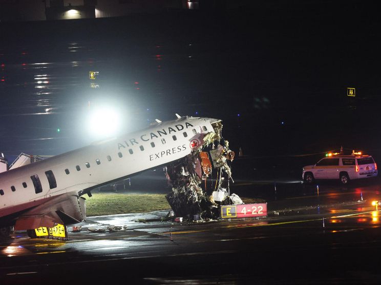 L'aereo Air Canada dopo la collisione con un camion