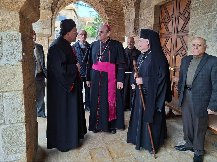 Il ponte bombardato, il nunzio bloccato dopo la Messa: la nostra domenica in Libano