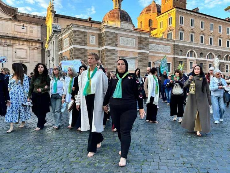 L’israeliana Yael Admi, a sinistra, e la palestinese Reem Al-Hajajreh ieri a Roma per la “Barefoot walk: mothers’ call for Peace”