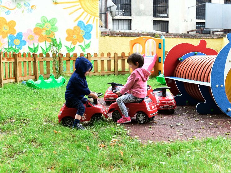 Bambini giocano in un giardino di un asilo nido