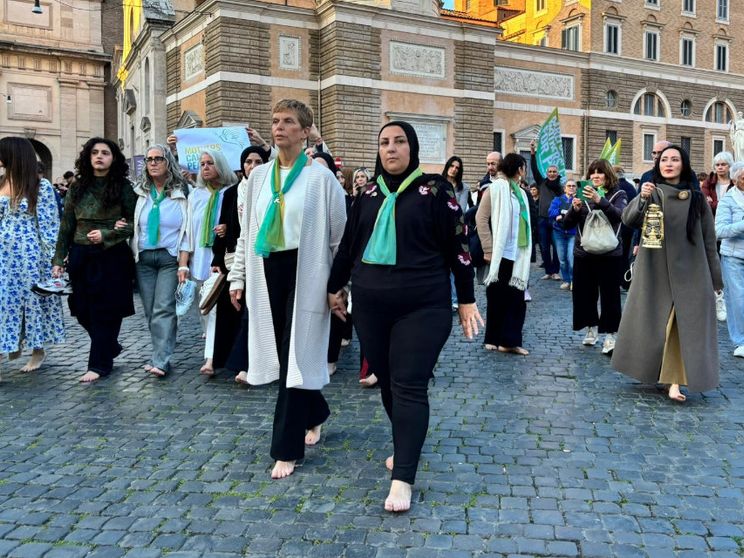 L’israeliana Yael Admi, a sinistra, e la palestinese Reem Al-Hajajreh ieri a Roma per la “Barefoot walk: mothers’ call for Peace”