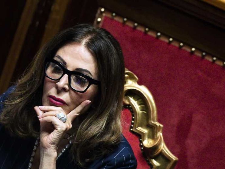 Santanché si dimette e attacca: «Amarezza, ma obbedisco. Il mio certificato penale è immacolato»