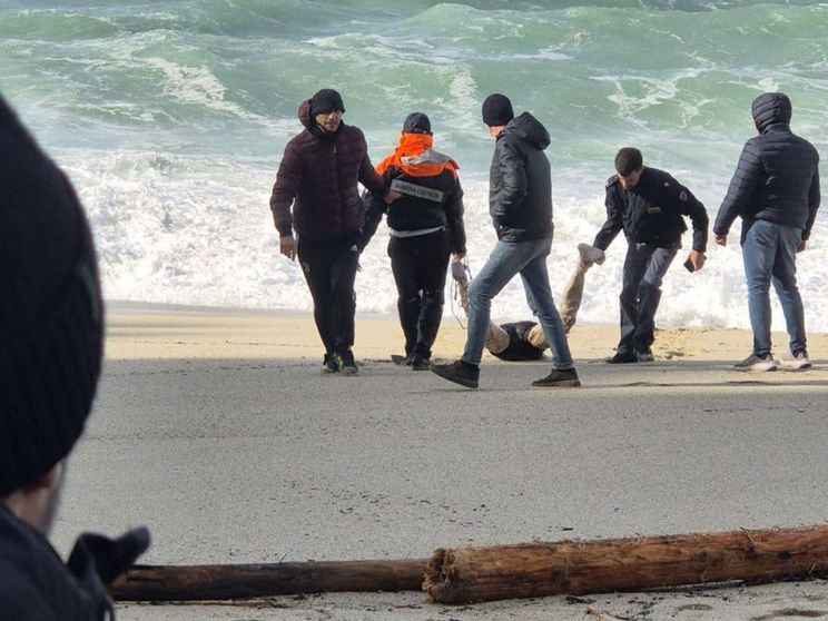 La classe e quel cadavere avvistato in mare: «Lezione che non si dimentica»