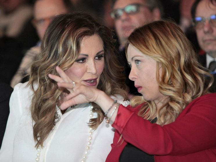 Perché la vicenda Delmastro-Santanché ha fatto saltare il tappo dentro Fratelli d'Italia