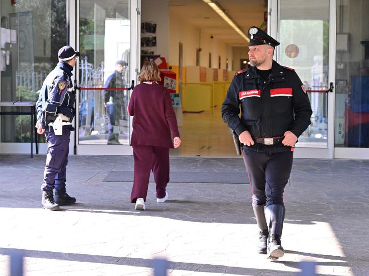 I carabinieri davanti alla scuola dove è stata accoltellata la prof