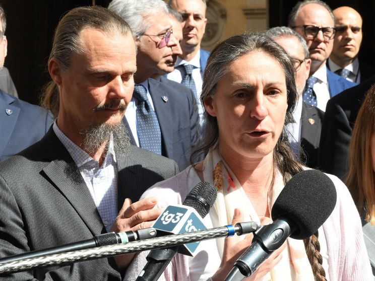 I genitori della “famiglia nel bosco”, Catherine Birmingham e Nathan Trevallion, fuori Palazzo Giustiniani al termine dell'incontro con il presidente del Senato Ignazio La Russa