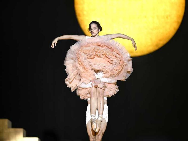 Dio e il sacro tornano su un palco di musica pop. Rosalìa è un caso