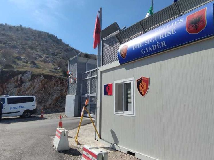 Viaggio a Gjader, l'incubo albanese dei migranti. «Urlano nel silenzio, nessuno risponde»