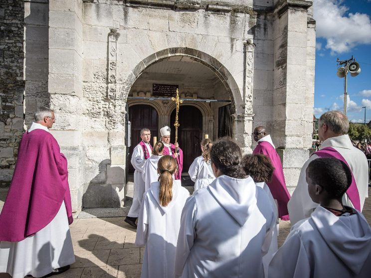 I numeri ora lo confermano: in Francia sempre più persone scelgono la Chiesa cattolica