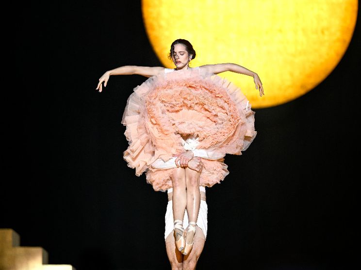 Dio e il sacro tornano su un palco di musica pop. Rosalìa è un caso