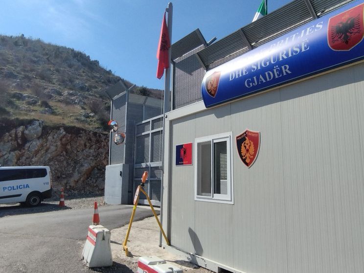 Viaggio a Gjader, l'incubo albanese dei migranti. «Urlano nel silenzio, nessuno risponde»