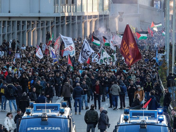 I manifestanti durante il corteo