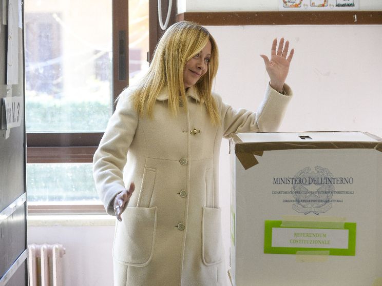 Meloni, un vertice a cena per la legge elettorale. E si apre il fronte imprese