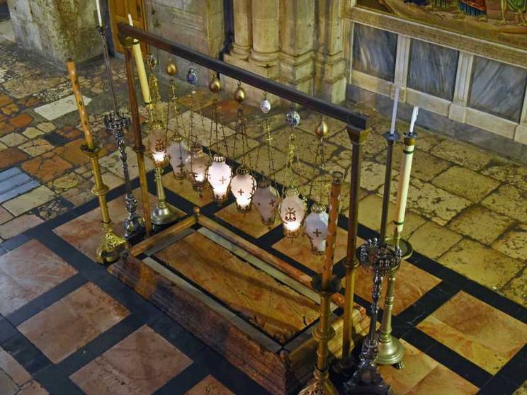 La Pietra dell'unzione nel Santo Sepolcro. Su questa pietra si ritiene che sia stato adagiato il corpo di Gesù e preparato per la sepoltura