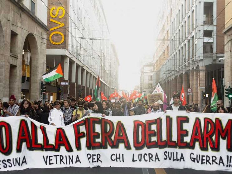 Gli ambientalisti in campo contro la fiera delle armi a Parma