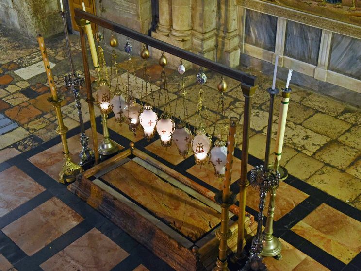 La Pietra dell'unzione nel Santo Sepolcro. Su questa pietra si ritiene che sia stato adagiato il corpo di Gesù e preparato per la sepoltura