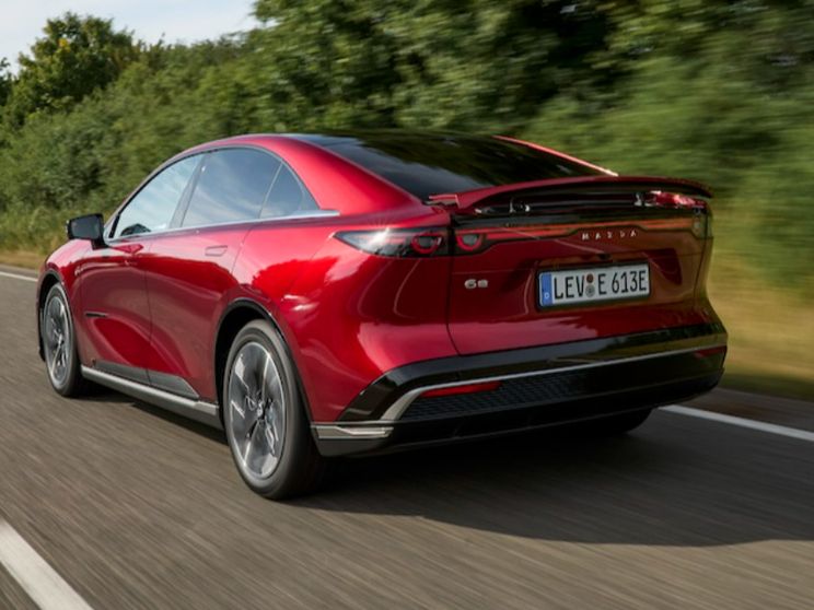 Mazda CX-6e: l'arte del movimento sfida il tempo (e le tedesche)