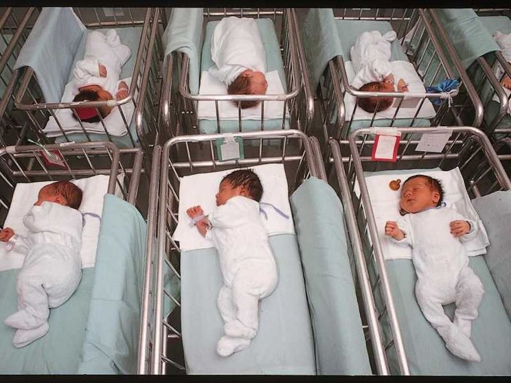 Sempre meno figli e sempre più tardi: i nuovi, drammatici numeri del gelo demografico