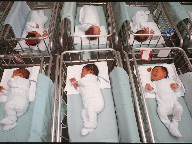 Sempre meno figli e sempre più tardi: i nuovi, drammatici numeri del gelo demografico