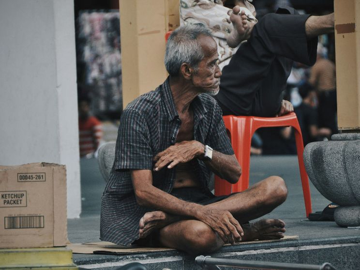 La prima generazione di stranieri in Italia sta invecchiando e fatica a curarsi