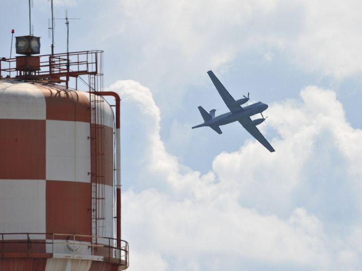 Un velivolo sopra la base di Sigonella