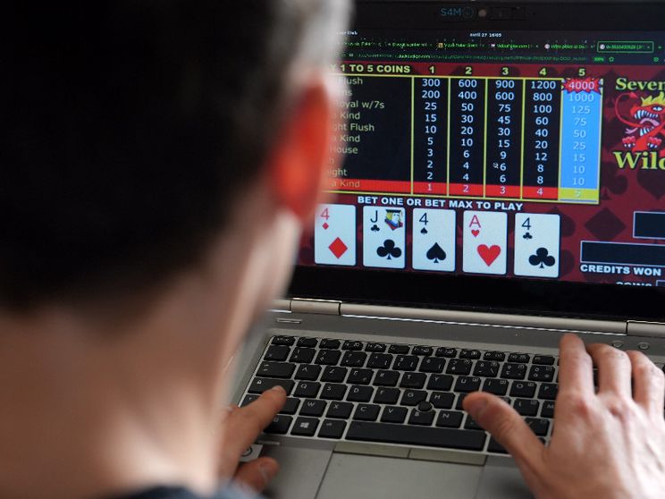 Un giovane scommette online