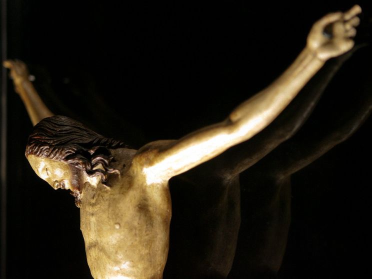 Il crocifisso ligneo attribuito a Michelangelo / Ansa
