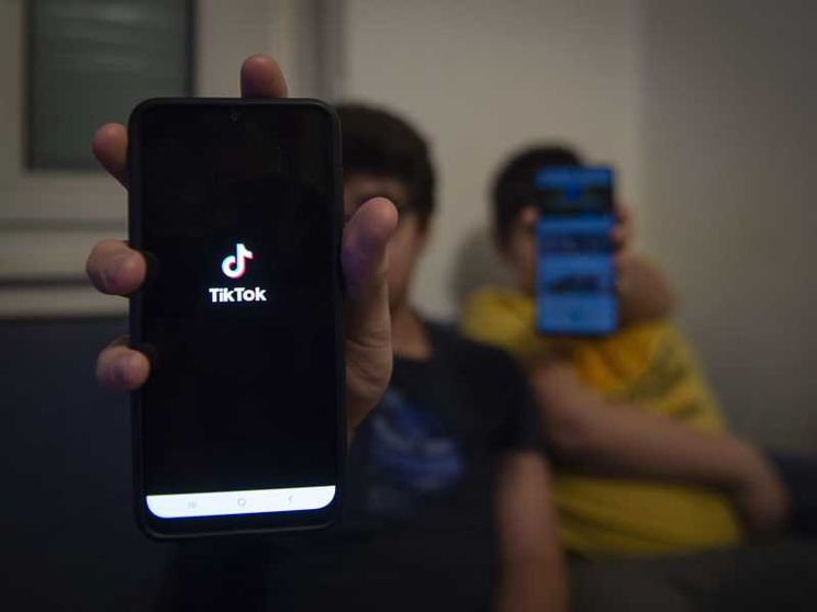 Due adolescenti mentre utilizzano i social network più diffuso tra i giovanissimi