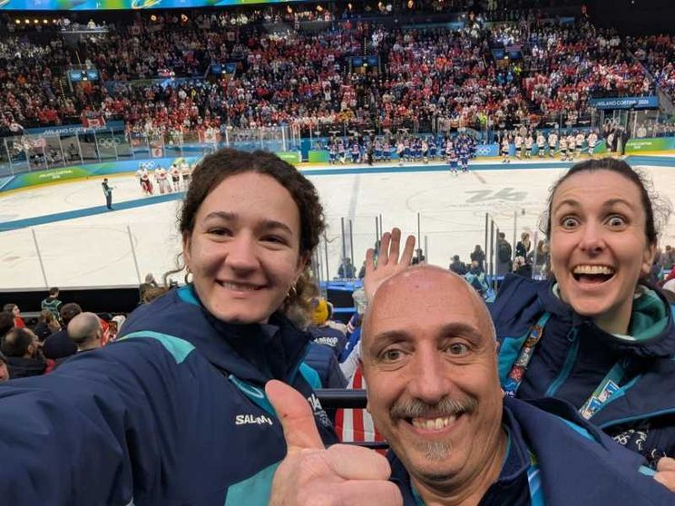Luca Graziano all'Arena Santa Giulia con altre due volontarie durante le Olimpiadi Milano-Cortina