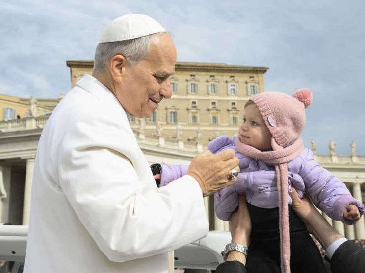 Papa Leone XIV saluta una bimba in piazza San Pietro durante l’udienza generale
