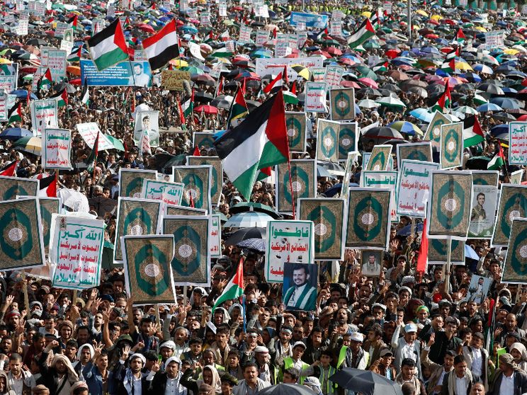 Sostenitori degli Houthi partecipano a una protesta contro gli Stati Uniti e Israele e in solidarietà con il popolo palestines