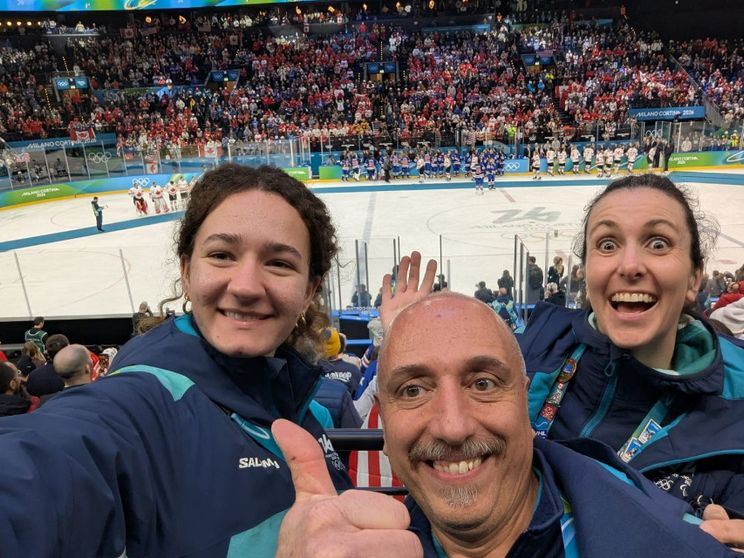 Luca Graziano all'Arena Santa Giulia con altre due volontarie durante le Olimpiadi Milano-Cortina