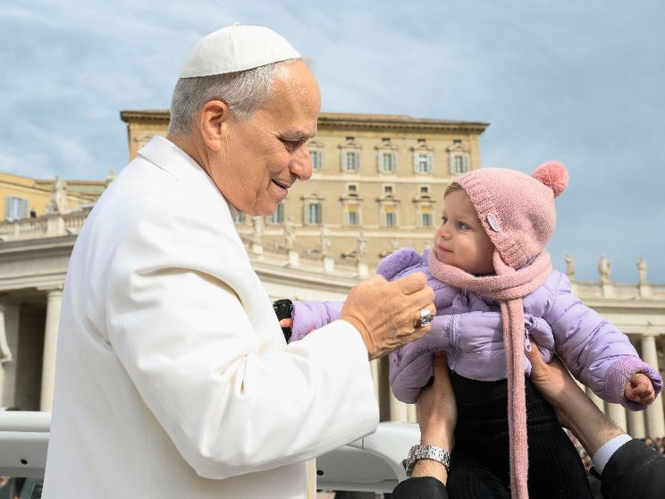 Papa Leone XIV saluta una bimba in piazza San Pietro durante l’udienza generale