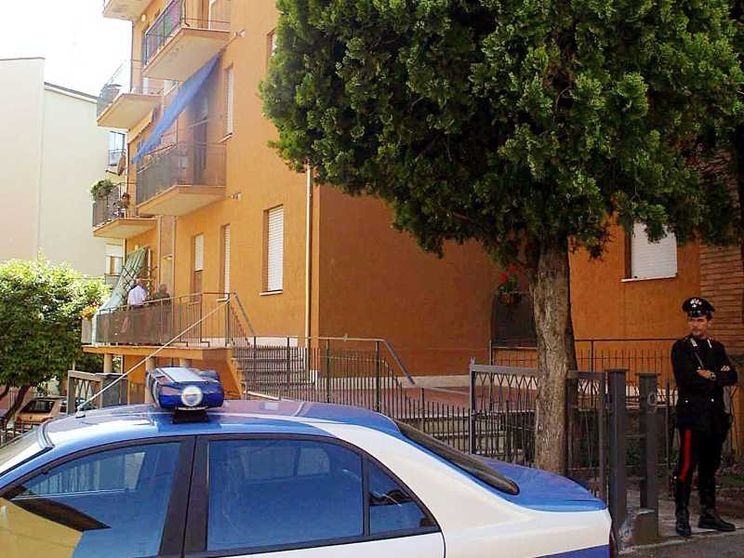 Lo studente che si lancia dalla finestra, il prof che lo salva: è accaduto a Bergamo