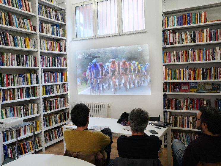 La biblioteca tra i grattacieli che vuole cambiare Milano (partendo da un pallone)